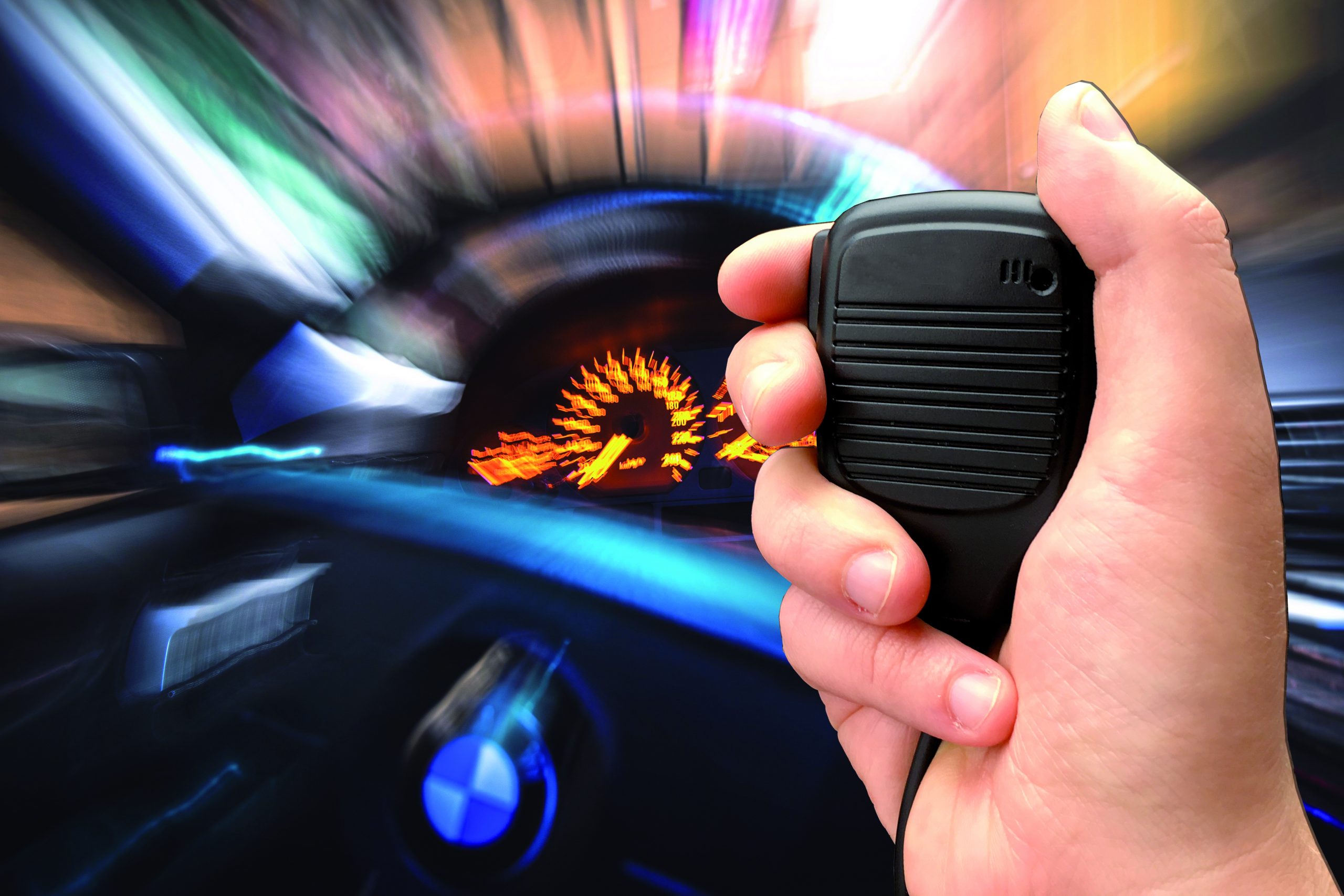 Seit Juli 2020 gilt in der Straßenverkehrsordnung das Verbot, beim Fahren ein Mikrofon in der Hand zu halten. Eine Studie fand nun heraus: Ein Mikrofon lenkt – anders als ein Handy – kaum von der Fahrt ab. Der Interessenverband der Funkamateure fordert nun die Entschärfung der StVO.