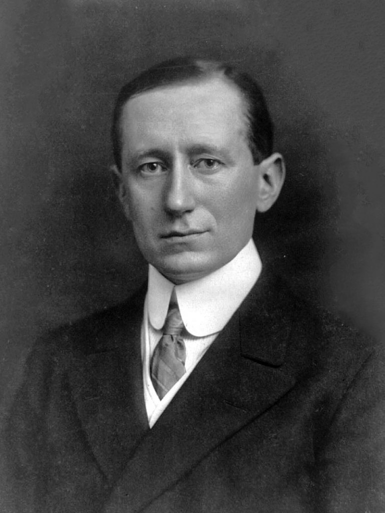 Guglielmo Marconi (um 1907)  Copyright 1908 Pach Brothers - Dieses Bild ist unter der digitalen ID cph.3a40043 in der Abteilung für Drucke und Fotografien der US-amerikanischen Library of Congress abrufbar. Diese Markierung zeigt nicht den Urheberrechtsstatus des zugehörigen Werks an. Es ist in jedem Falle zusätzlich eine normale Lizenzvorlage erforderlich. Siehe Commons:Lizenzen für weitere Informationen.