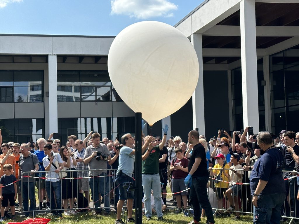 Vorbereitungen zum Ballonstart auf der Messe HAM RADIO in Friedrichshafen DARC e.V. Copyright Deutscher Amateur-Radio-Club e.V.