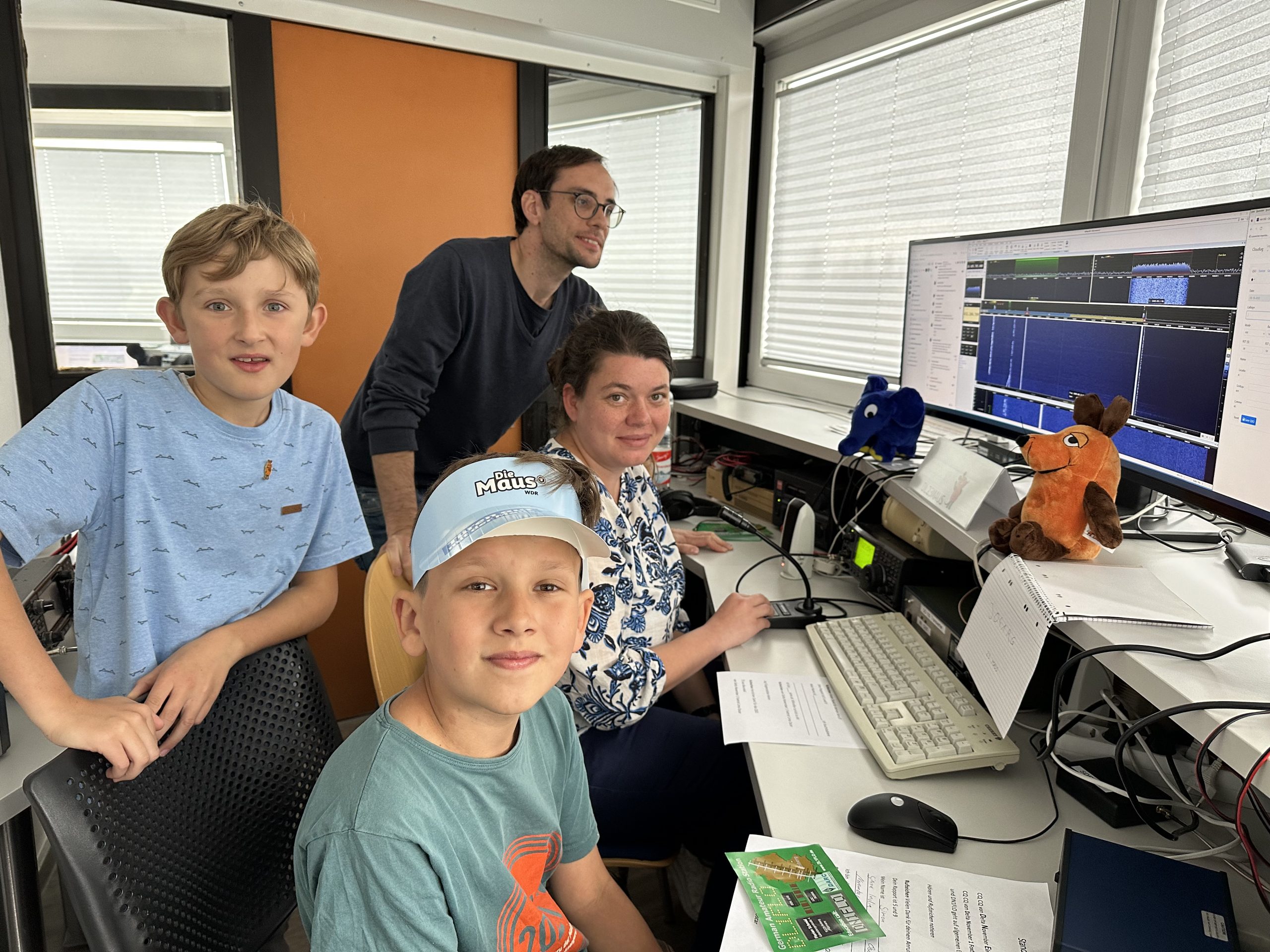 Leon (links) und Simon durften beim Maustag im Amateurfunkzentrum Baunatal auch selbst an das Funkgerät. Copyright DARC e.V. Herausgeber Deutscher Amateur-Radio-Club e.V.