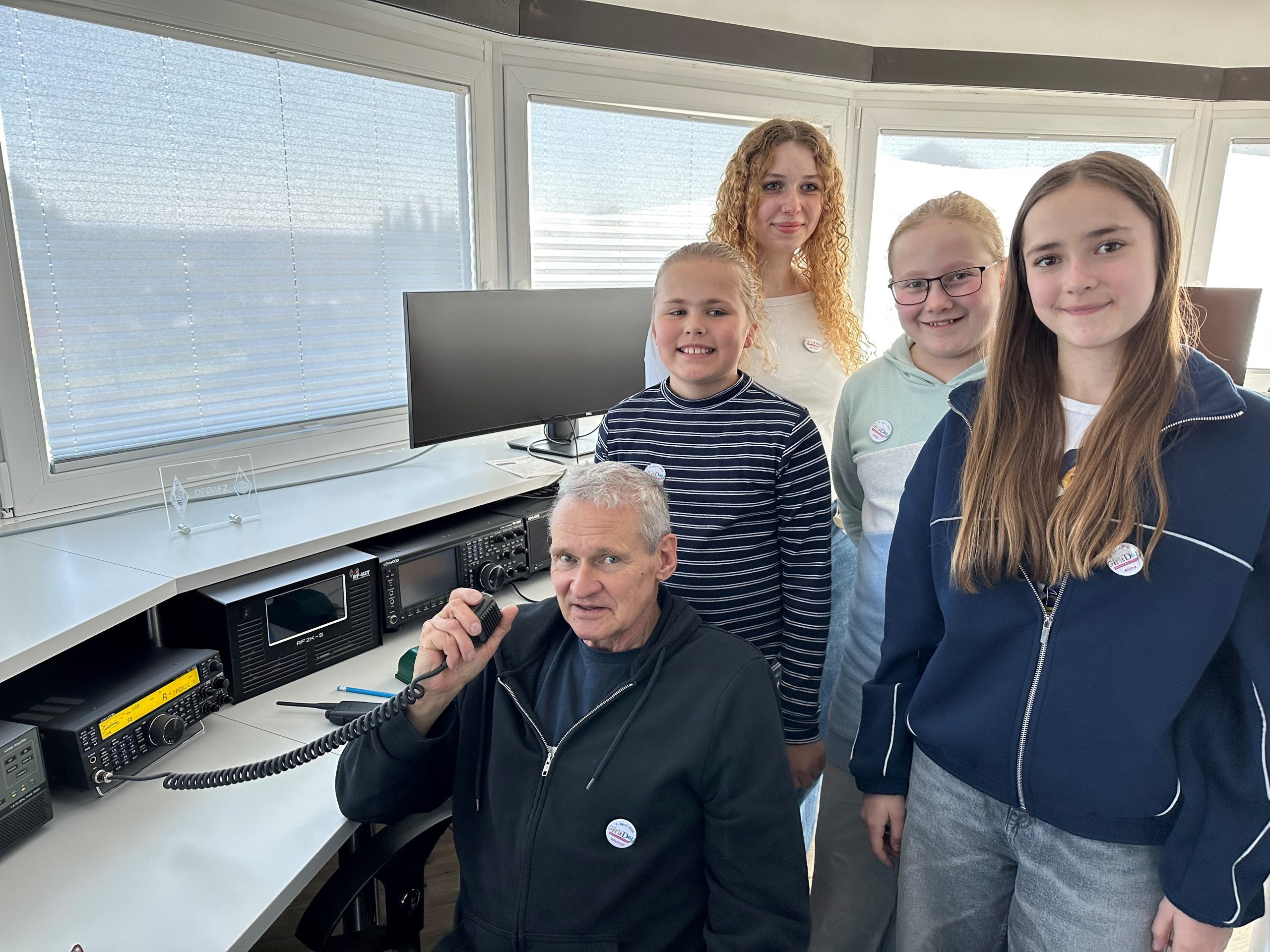 Funkamateur Werner Vollmer und Praktikantin Meike Tyra Hedtkamp gewährten den Schülerinnen Yvie, Amy und Alina spannende Einblicke in die Welt des Amateurfunks. Copyright Foto: DARC e.V. Herausgeber Deutscher Amateur-Radio-Club e.V.