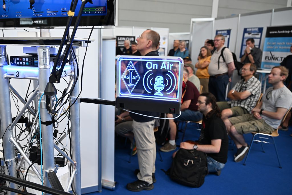 Technik, Austausch und Telegrafie auf Rekordniveau: Die Ham Radio bringt vom 27. bis 29. Juni 2025 internationale Funkbegeisterte in Friedrichshafen zusammen. Unter dem Motto „Remote Radio – Connecting the World“ rückt Europas größte Amateurfunkmesse das digitale Funken mit internetbasierten Stationen in den Mittelpunkt und gibt auf der Bühne im Foyer West den Startschuss für das neue bundesweite Remote-Projekt des Deutschen Amateur-Radio-Clubs (DARC) e. V.. Zugleich feiert die Szene ein doppeltes Jubiläum: 75 Jahre DARC und 100 Jahre International Amateur Radio Union (IARU) werden auf der Messe gebührend gewürdigt. Mit 380 Ausstellenden und Teilnehmenden aus über 35 Nationen, bietet die Messe alles, was das Amateurfunk-Herz begehrt.